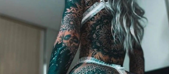澳洲龙纹身女孩做丰臀手术，每天要用尿不湿，曾眼球染色失明三周