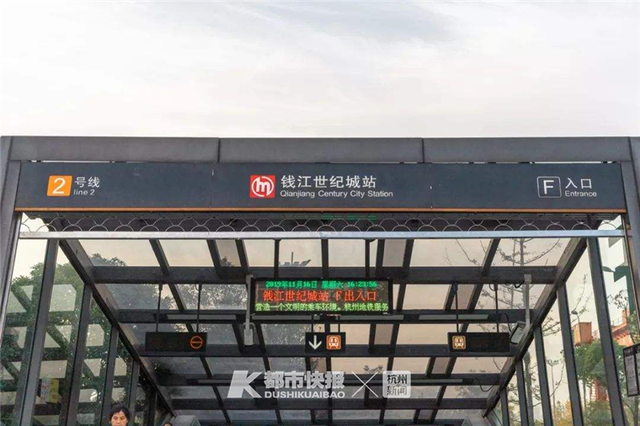 女子穿吊带进地铁，被要求穿上外套才能坐？地铁回应：怕她感冒