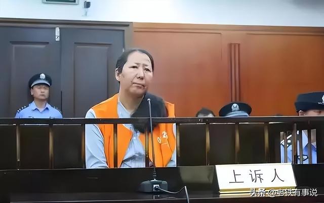 好色贪官罗亚平,强睡男下属,花钱玩领导,人送外号土地奶奶。