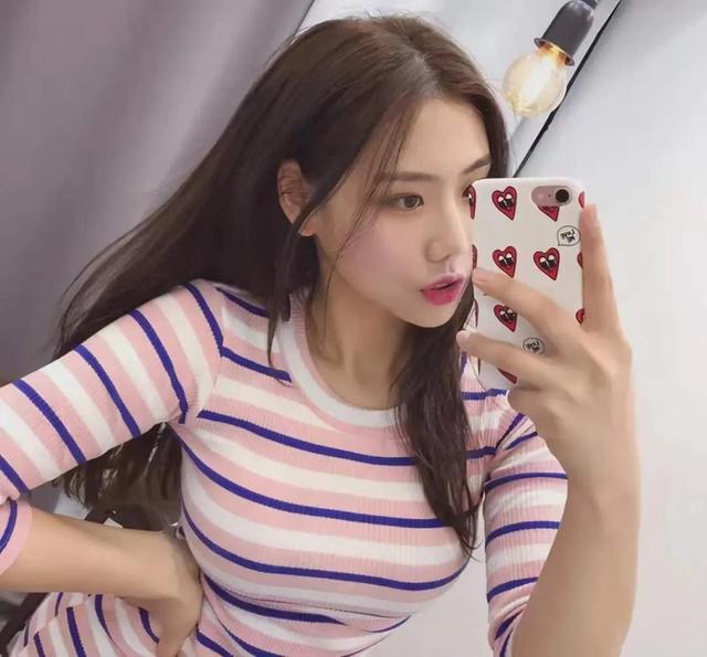 95后韩国女孩，亚洲式初恋脸欧美式翘臀，女性微胖才是性感