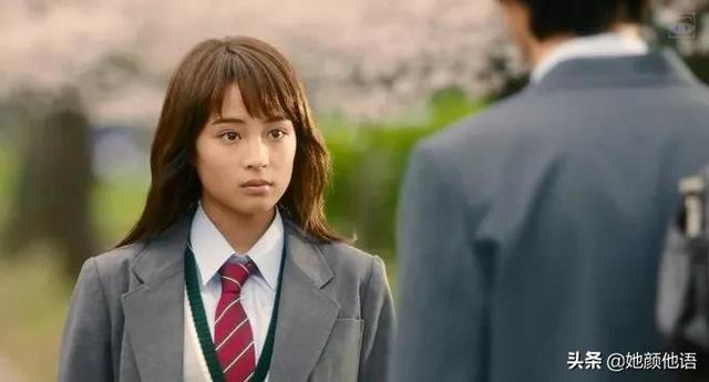 这是日本最自然美女：饰演万人迷的女生，还约会顶级男神