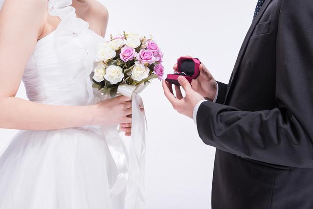 令男人爱到上瘾的关键方法:女人香