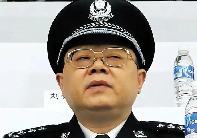 “打黑局长”文强堕落史：强奸女学生，霸占警花10多年，玩弄女星