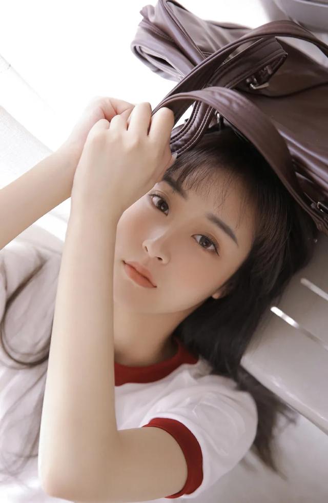 长腿美女紧身短袖性感迷人丰满写真