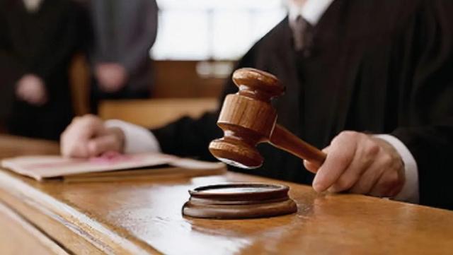 男子强迫女友与狗发生关系，法院如何定罪量刑？