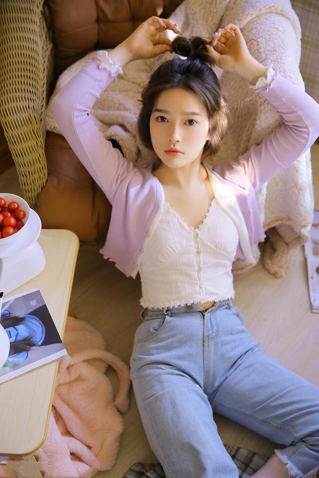 喜欢西红柿的美丽女孩，慵懒地依偎在沙发里格外可爱