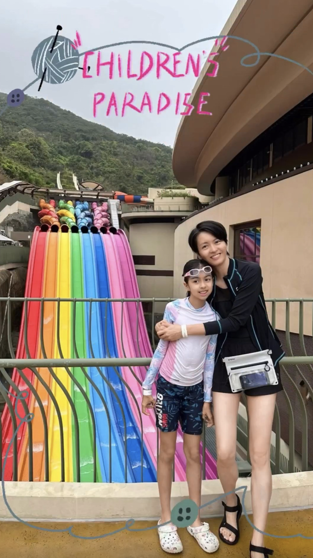梁咏琪带女儿出游晒合照，8岁女儿身形高瘦像母亲，身高近160cm