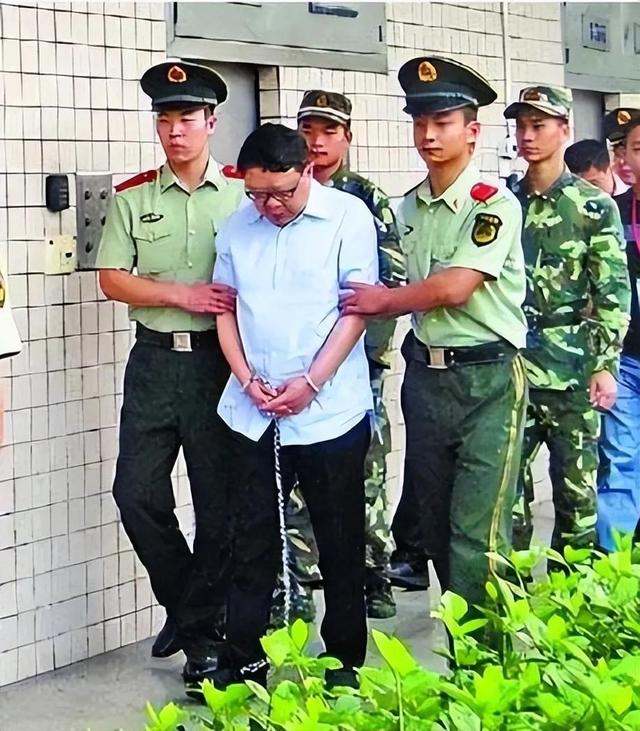 “打黑局长”文强堕落史:强奸女学生,霸占警花10多年,玩弄女星