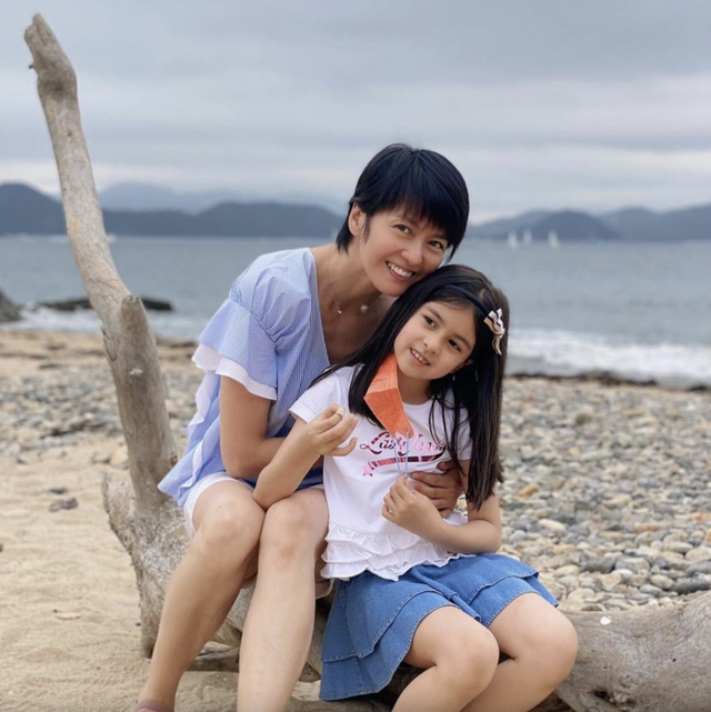 梁咏琪带女儿出游晒合照，8岁女儿身形高瘦像母亲，身高近160cm