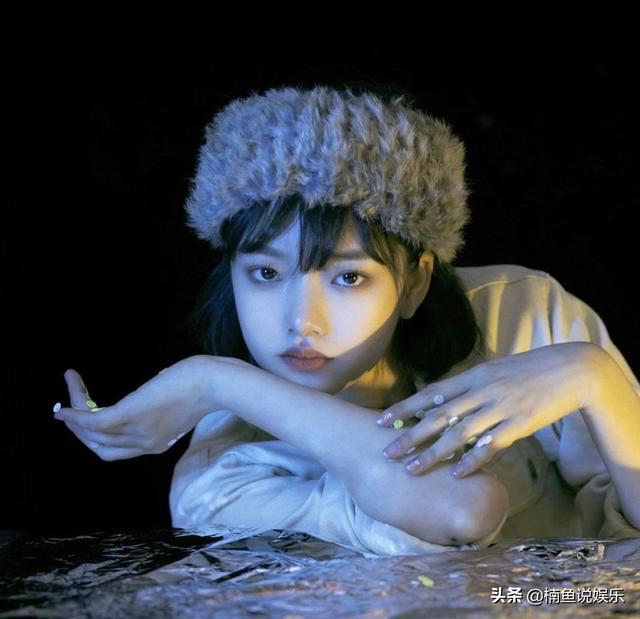 22岁美少女任敏晒泳装，在水下游泳素颜好漂亮，清冷气质扑面而来