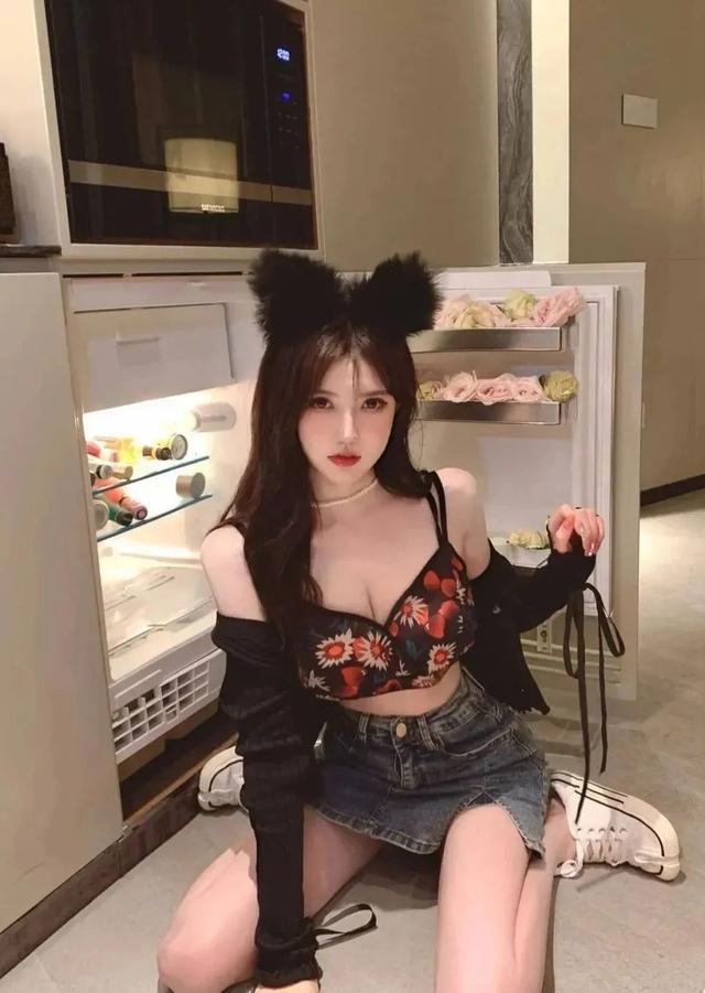 性感美女 诱人完美曲线身材日常写真图