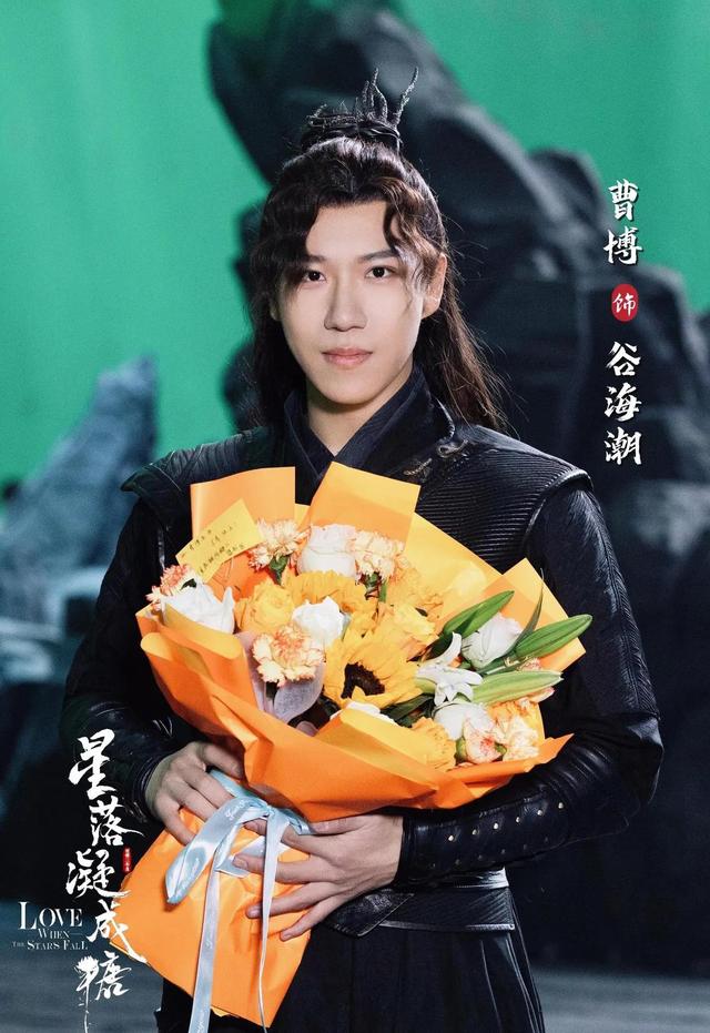 沉渊蛇族圣女迦楼罗惹群嘲,现实中居然是敢玩真蛇的浓颜美女