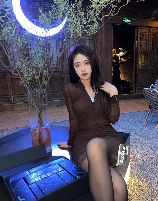 性感高挑模特街拍，美女丝袜