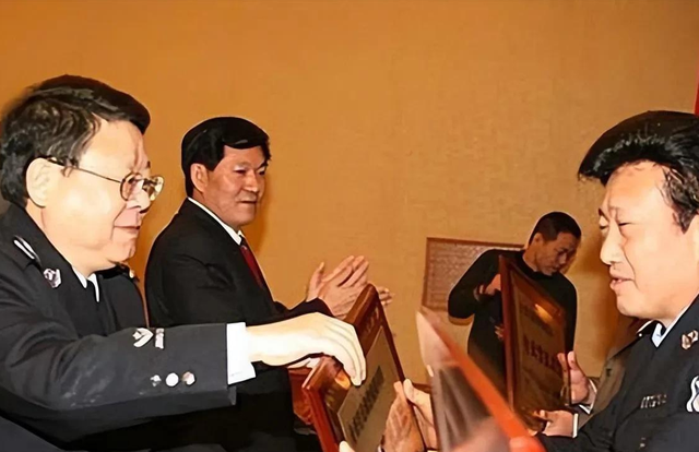 重庆司法局局长文强：霸占女警花十年，还与12位女明星有染