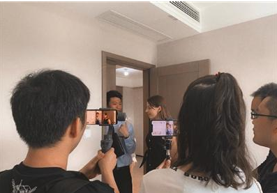 把鸭血当巧克力 这个欧洲女孩“重庆话八级”吸粉200万