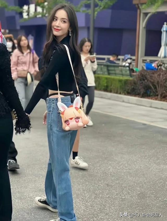 女明星有多敢穿?娜扎、王菲露底裤,郑秀文穿两片布“上下失守”