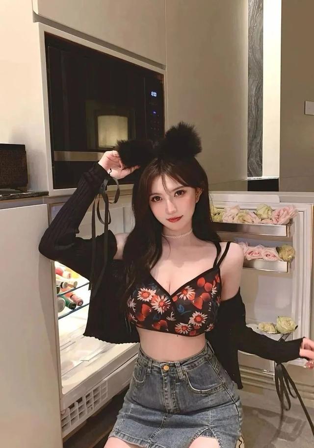 性感美女 诱人完美曲线身材日常写真图