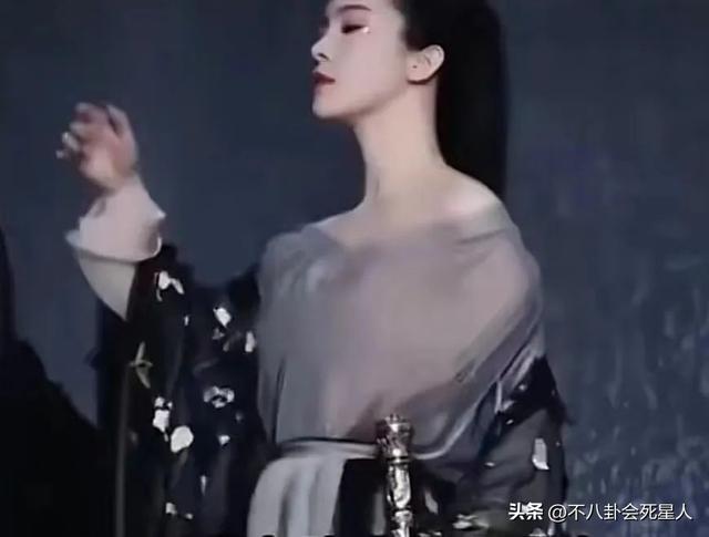 女明星有多敢穿?娜扎、王菲露底裤,郑秀文穿两片布“上下失守”
