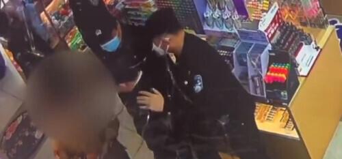 商家冤枉小女孩偷文具?闹到警察出面,后续来了……
