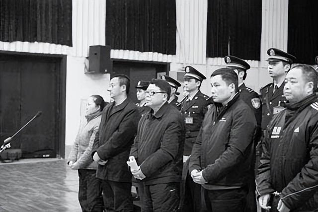 重庆司法局局长文强：霸占女警花十年，还与12位女明星有染