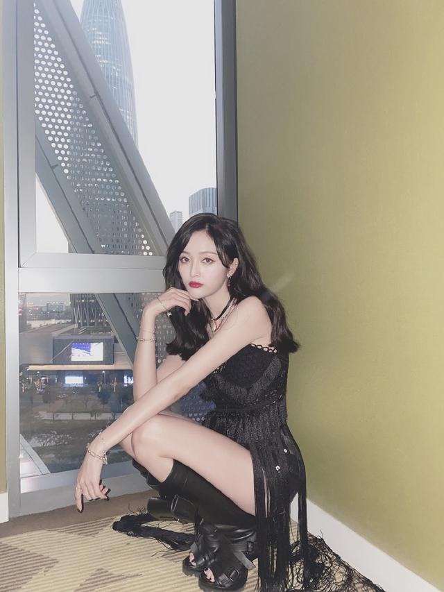 吴宣仪腾讯年会造型,今晚的舞台妖精,酷飒小姐姐