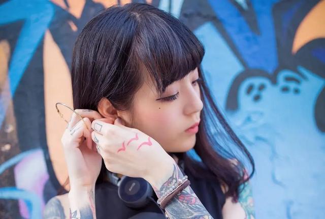 女孩为爱纹花臂,痛到抽搐直落泪,网友:为讨男友喜欢值得吗?
