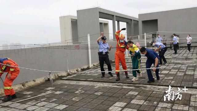 惊险！11岁小女孩欲跳楼轻生，消防员一把抱住救回