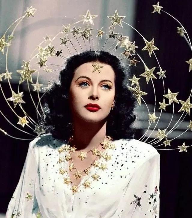 她是全球第一个全裸出镜的美女艳星,更是Wi-Fi之母、二战功臣