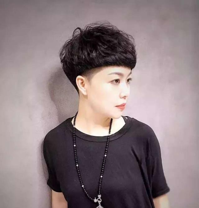奔五的女人尽量别留这几种短发，很土！推荐6款发型，减龄又时尚