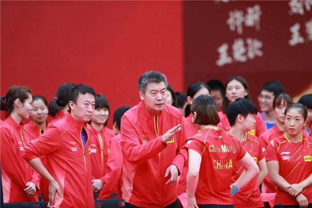 中国体坛两大顶流美女合影！陈梦提50万豪车，表态下个月拿大满贯