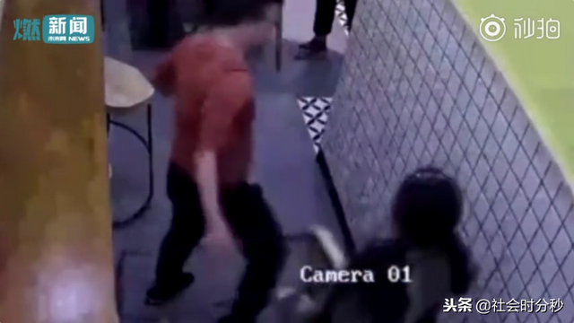 缺德!硕士男面馆吃饭见色起意摸女孩屁股 女孩抡起凳子就打