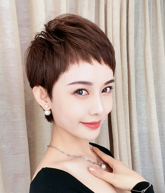奔五的女人尽量别留这几种短发，很土！推荐6款发型，减龄又时尚