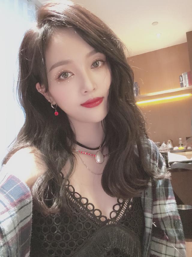 吴宣仪腾讯年会造型,今晚的舞台妖精,酷飒小姐姐