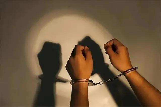 男子空闲时找两个女人嫖娼,事后竟然通过斗地主赢回嫖资