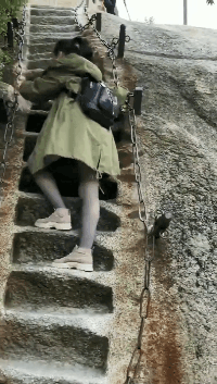 搞笑GIF动图,美女这么调皮的跟我打招呼,是不是对我有意思啊?