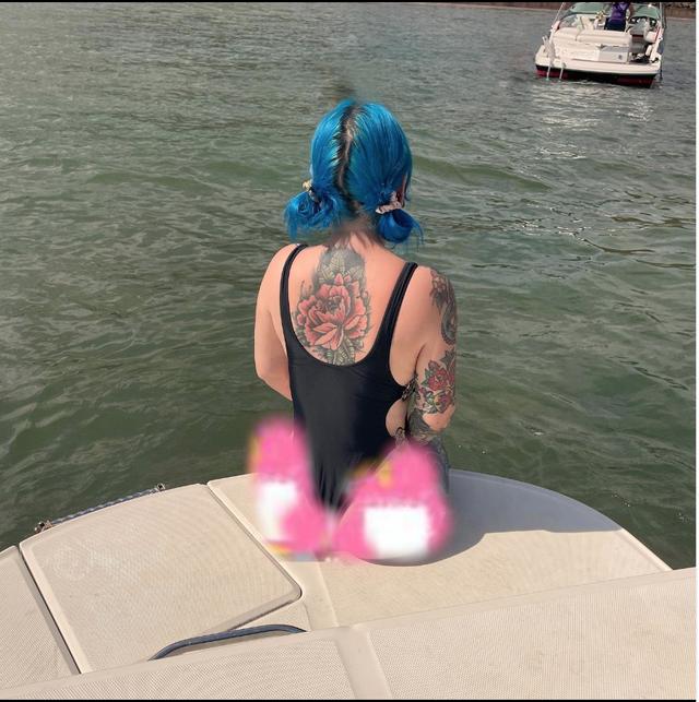 OnlyFans模特洛拉·梅森分享海边比基尼照，真性感