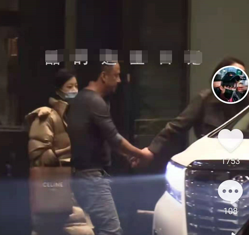 杨坤醉酒后放飞自我,与两位美女当街亲密,主动亲吻搂腰举止随便