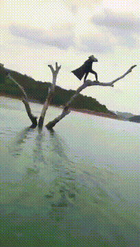 搞笑GIF动图,美女这么调皮的跟我打招呼,是不是对我有意思啊?