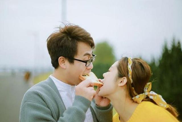 “洞房花烛夜,我和狗睡的”,新郎结完婚把新娘忘在酒店