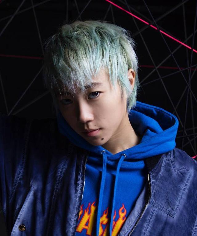 王菲女儿与同父异母妹妹聚会，一个脸上纹身一个染蓝发，造型前卫