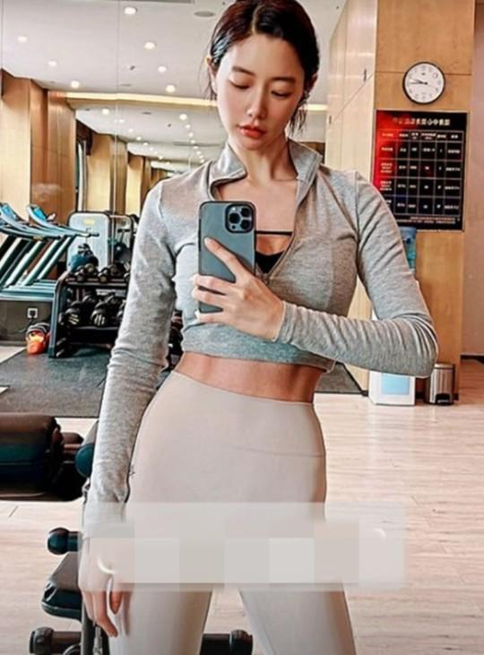 韩国女艺人Clara社交网站发照秀健美身材