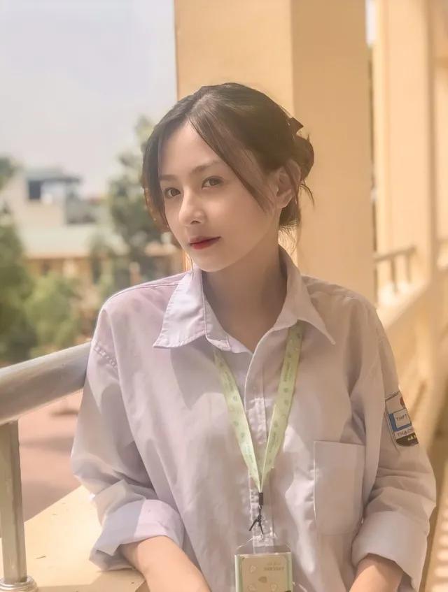 越南美女图鉴：最美校服女孩美若鲜花，平平无奇的校服穿出高级感