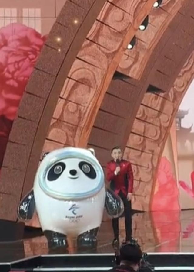 央视元宵晚会主持阵容曝光,李思思造型绝美,薄纱透视装仙气十足