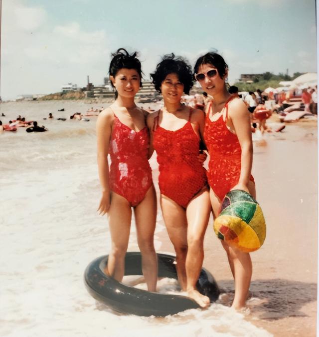 老照片:上世纪九十年代美女泳装照,活泼靓丽真好看