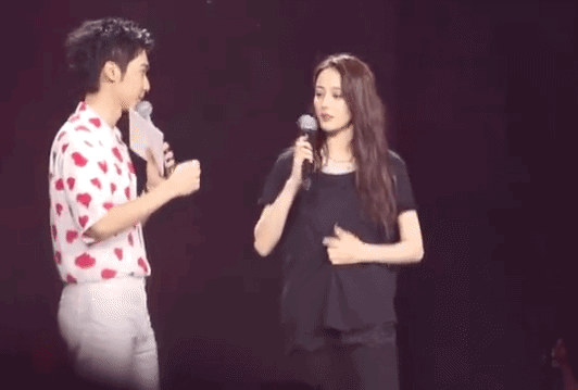 迪丽热巴生日会造型百变,花色卫衣甜美热辣,在线撕衣突显好身材