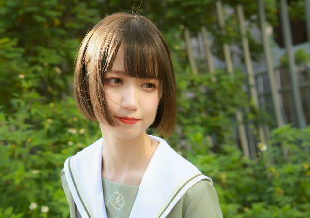 小说：美女去新公司当总经理，上任第一天，就被猥琐男客户调戏了