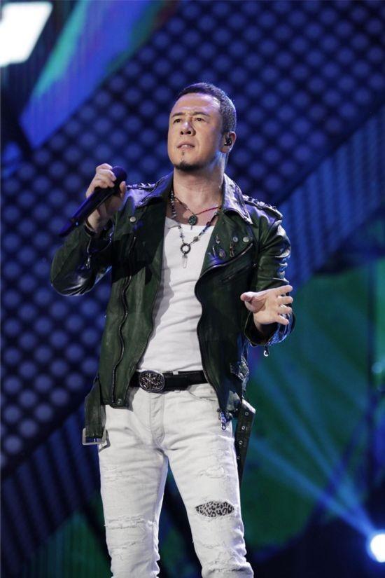 杨坤醉酒后放飞自我,与两位美女当街亲密,主动亲吻搂腰举止随便