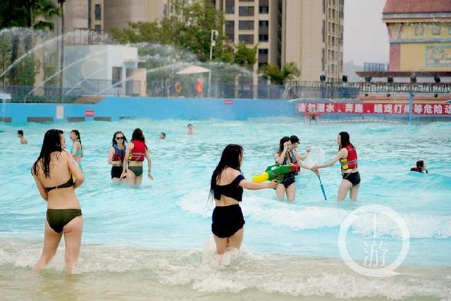 “北极熊”热舞开浪 百名比基尼美女上演水枪大战