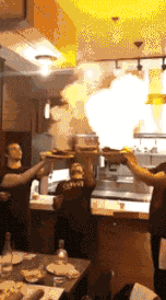 搞笑GIF动图,美女这么调皮的跟我打招呼,是不是对我有意思啊?