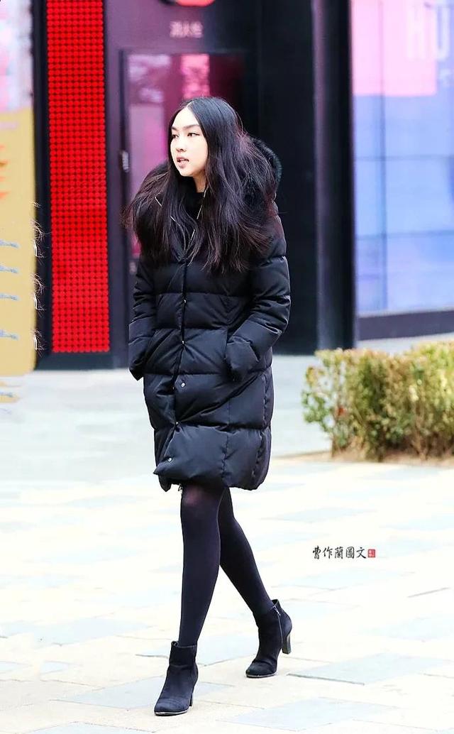 街拍:不输黑丝的黑色打底袜美女